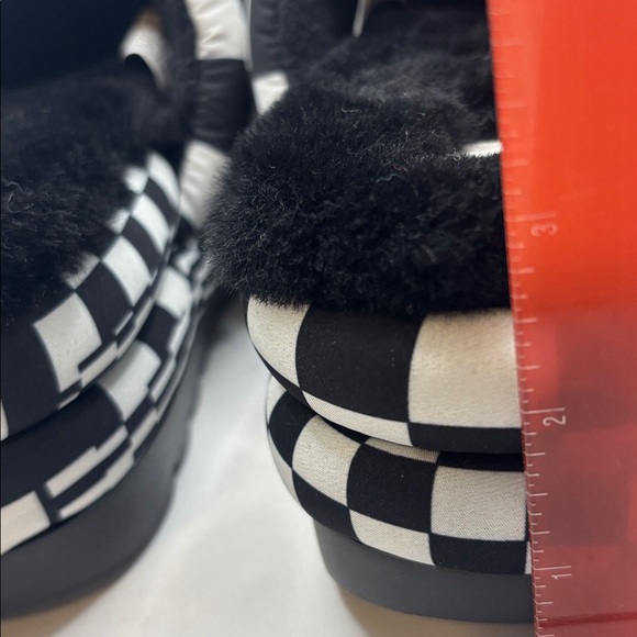 UGG Black & White Maxi Checks Slide Sandals SZ 9 Sheepskin platform puffy NWOB - Picture 10 of 10
